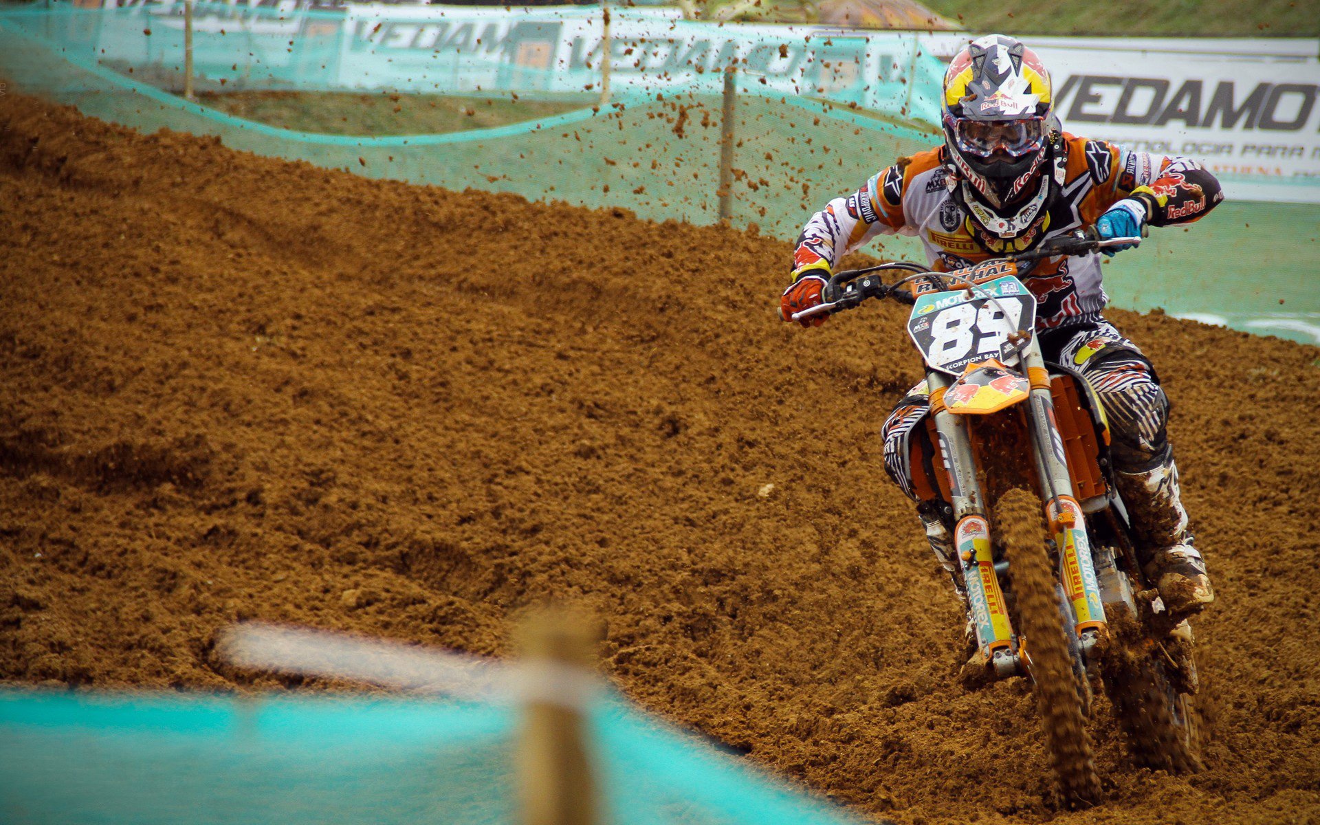 西甲新星持续涌现，未来之星不断培养，未来之星足球队的教练和小队员正在研究